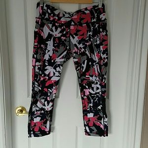 Lululemon 21' crops: 3 pockets, inner drawstring